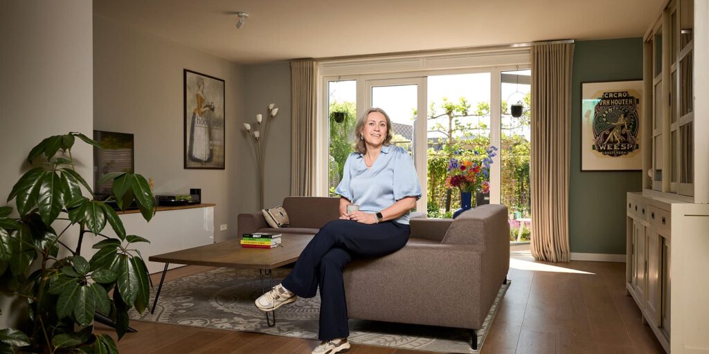 De keuze om bedrijfsarts te worden was niet direct duidelijk voor Anne-Fien. Tijdens haar studie geneeskunde in Leiden deed ze een coschap huisartsgeneeskunde waar ze heus enthousiast over was. Toch wist ze al snel dat ze niet in het ziekenhuis wilde werken. “Het werken in die omgeving paste gewoon niet bij me.” Via een advertentie kwam Anne-Fien terecht bij een kleine organisatie die beginnende artsen uitzond naar verschillende arbodiensten. “Dat was een soort snuffelstage,” vertelt ze. Uiteindelijk ging ze aan de slag bij een arbodienst in Rotterdam waar ze langere tijd in dienst bleef.