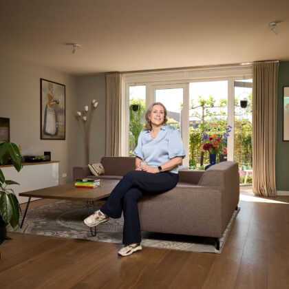 De keuze om bedrijfsarts te worden was niet direct duidelijk voor Anne-Fien. Tijdens haar studie geneeskunde in Leiden deed ze een coschap huisartsgeneeskunde waar ze heus enthousiast over was. Toch wist ze al snel dat ze niet in het ziekenhuis wilde werken. “Het werken in die omgeving paste gewoon niet bij me.” Via een advertentie kwam Anne-Fien terecht bij een kleine organisatie die beginnende artsen uitzond naar verschillende arbodiensten. “Dat was een soort snuffelstage,” vertelt ze. Uiteindelijk ging ze aan de slag bij een arbodienst in Rotterdam waar ze langere tijd in dienst bleef.