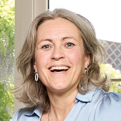 Na een carrière van 18 jaar bij een arbodienst, besloot Anne-Fien Dijksma om als zelfstandig bedrijfsarts aan de slag te gaan en samen te werken met Aditum Arbo. Een stap die haar veel heeft gebracht. “Ik kon eindelijk mezelf worden in mijn werk. Omdat ik voorheen altijd onderdeel was van een grote organisatie, was ik gaan denken dat ik me op een bepaalde manier moest gedragen. Toen ik dat als zelfstandige los kon laten, kwam ik na mijn werk meer voldaan thuis.”