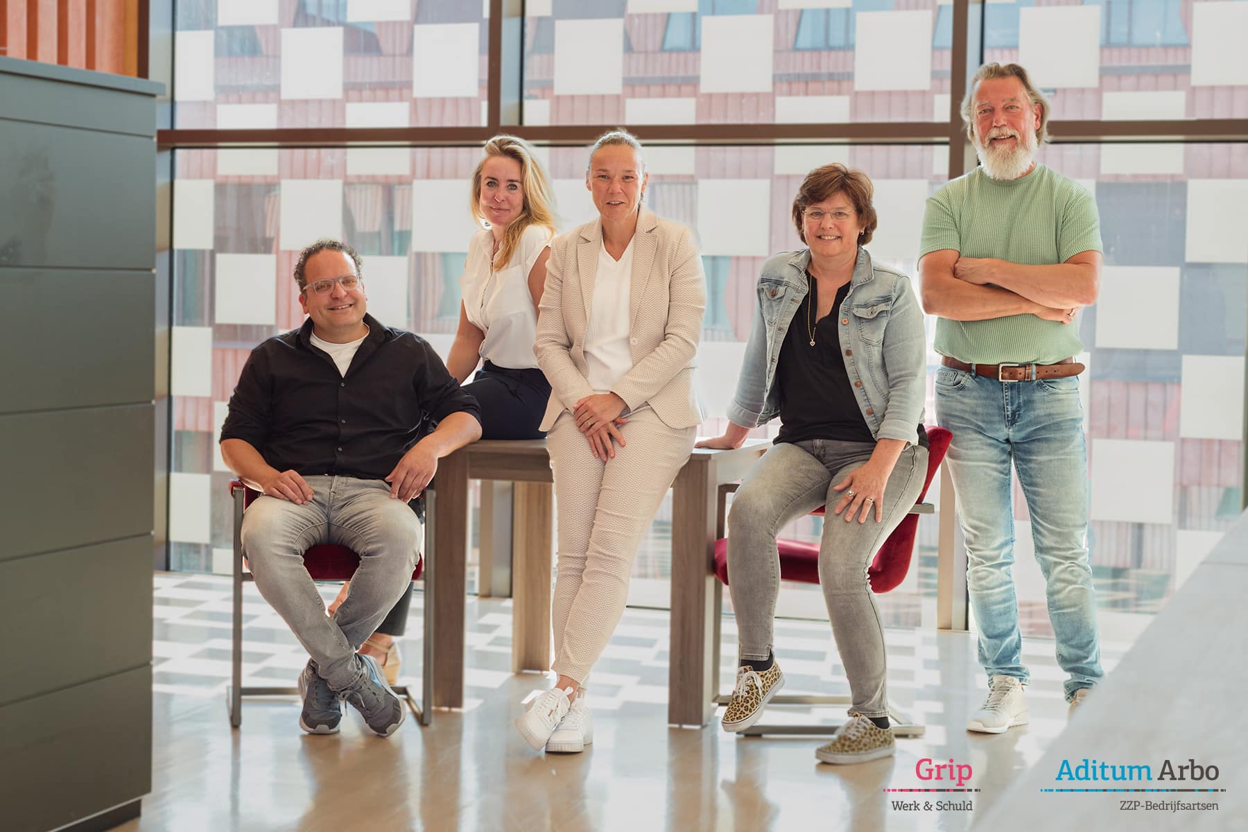 Stel je voor: een werknemer worstelt met financiële zorgen, wat de focus, motivatie én arbeidsproductiviteit negatief beïnvloedt. Financiële stress kan leiden tot uitval, concentratieproblemen en langduriger verzuim. En daar wil je als werkgever, bedrijfsarts of HR-professional vroegtijdig op inspelen. Dat is waar Grip Schuldhulpverlening in beeld komt, als partner van Aditum Arbo.