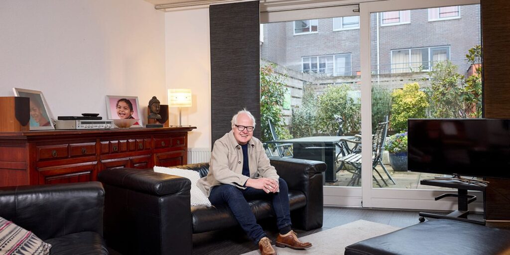 Roger Urlings (64) woont al ruim veertig jaar in Nijmegen. Maar zijn tongval verraadt nog altijd zijn wortels die in het Zuid-Limburgse heuvelland lagen. Roger groeide op in het gehucht Trintelen. Een omgeving waar de mijnen een stempel drukten op de samenleving. “Mijn vader en oom waren daar opzichter. Ik heb veel positieve kanten van het leven in de mijnstreek meegekregen. “Er was een enorme solidariteit en saamhorigheid onder de mensen,” vertelt Roger. Die harmonische basis zegt hij nog altijd mee te nemen naar zijn werk. “Ik ben meer van de harmonie dan van het conflictmodel”.