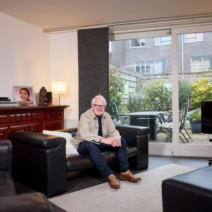 Roger Urlings (64) woont al ruim veertig jaar in Nijmegen. Maar zijn tongval verraadt nog altijd zijn wortels die in het Zuid-Limburgse heuvelland lagen. Roger groeide op in het gehucht Trintelen. Een omgeving waar de mijnen een stempel drukten op de samenleving. “Mijn vader en oom waren daar opzichter. Ik heb veel positieve kanten van het leven in de mijnstreek meegekregen. “Er was een enorme solidariteit en saamhorigheid onder de mensen,” vertelt Roger. Die harmonische basis zegt hij nog altijd mee te nemen naar zijn werk. “Ik ben meer van de harmonie dan van het conflictmodel”.